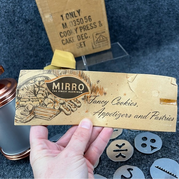 VTG Mirro Cookie Pastry Press & Cake Decorator Set With Recipe Booklet Box - Picture 14 of 16